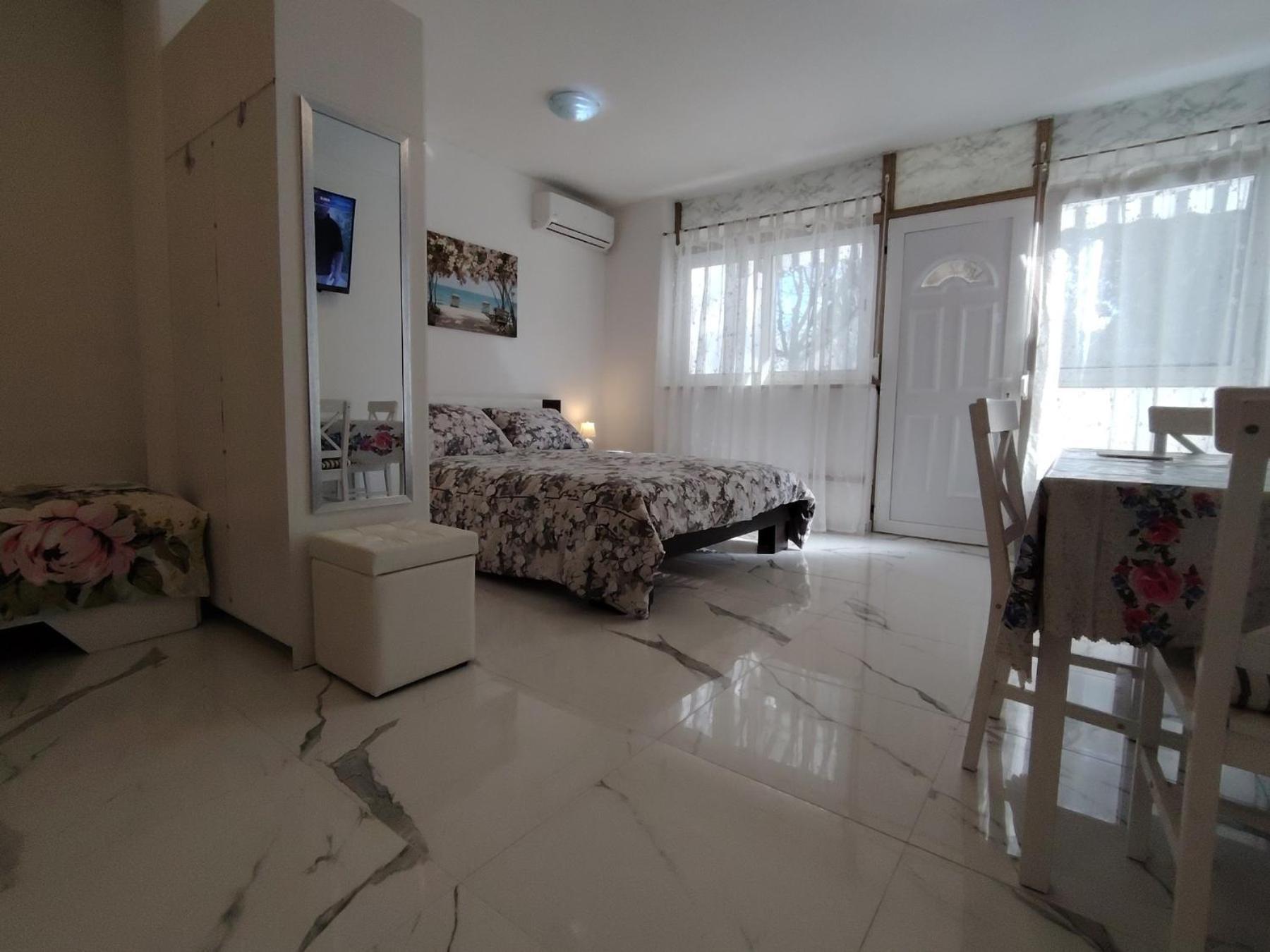 Studio-Apartman Ella 波雷奇 外观 照片